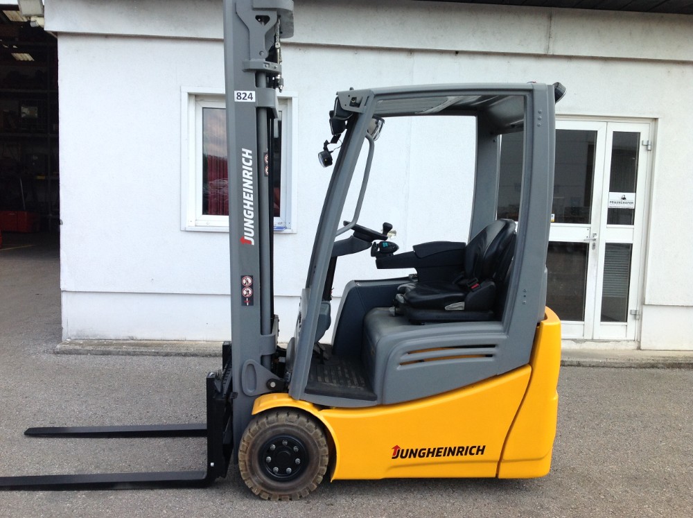 Jungheinrich-EFG213 mit neuer Batterie-Elektro